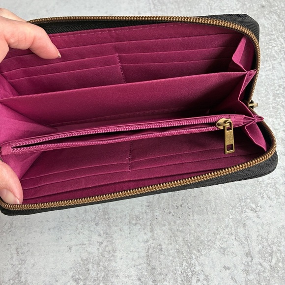 Travelon Black Wallet Wristlet Gold Zipper - Picture 7 of 11